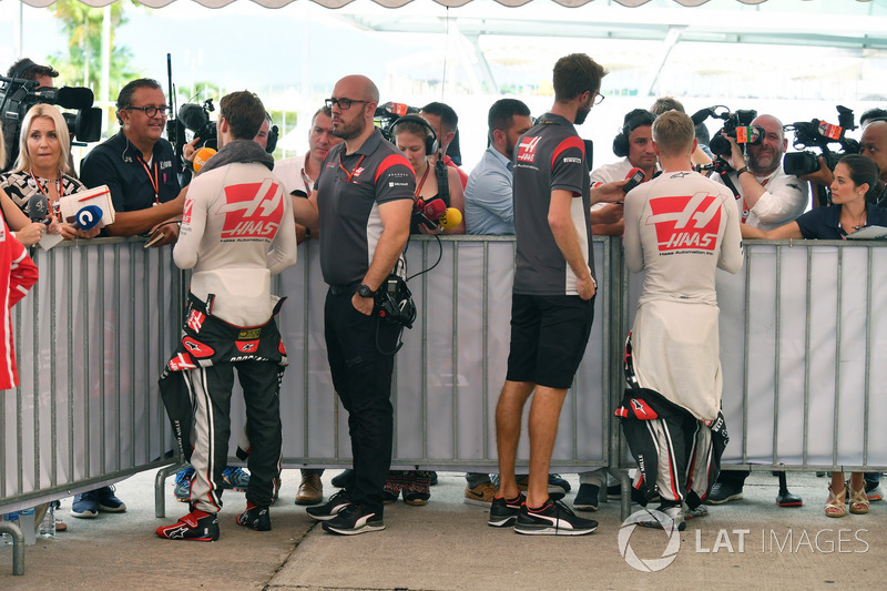 Romain Grosjean, Haas F1 Team and Kevin Magnussen, Haas F1 Team talk, the media
