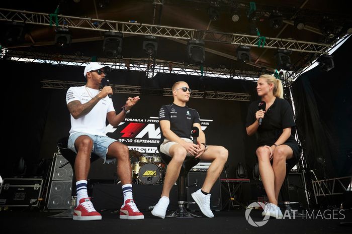 Lewis Hamilton, Mercedes AMG F1 y Valtteri Bottas, Mercedes AMG F1 son entrevistados