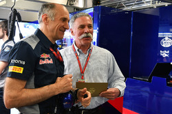 Руководитель команды Scuderia Toro Rosso Франц Тост и председатель Formula One Group Чейз Кэри