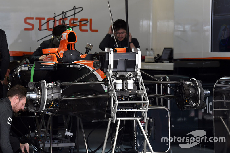 Шасі і передні гальма McLaren MCL32