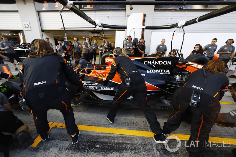 Женский пит-стоп: McLaren