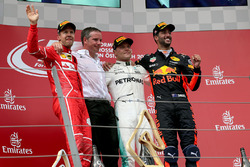 Подиум: победитель Валттери Боттас, Mercedes AMG F1, второе место – Себастьян Феттель, Ferrari, третье место – Даниэль Риккардо, Red Bull Racing