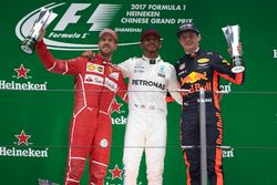 Podium : le second Sebastian Vettel, Ferrari, Aldo Costa, directeur de l'ingénierie Mercedes AMG, le vainqueur Lewis Hamilton, Mercedes AMG, et le troisième Max Verstappen, Red Bull Racing