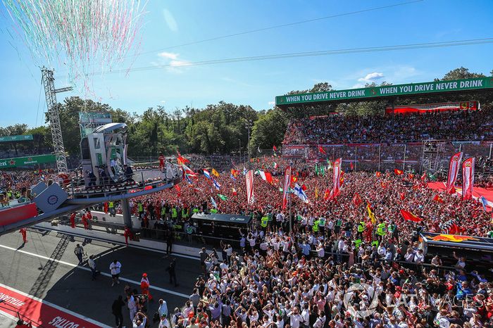 Sebastian Vettel, Ferrari, Lewis Hamilton, Mercedes AMG F1 y Valtteri Bottas, Mercedes AMG F1 celebran