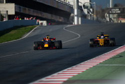 Max Verstappen, Red Bull Racing RB13, et Jolyon Palmer, Renault Sport F1 Team RS17