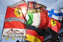 Bandiere Ferrari e di Michael Schumacher