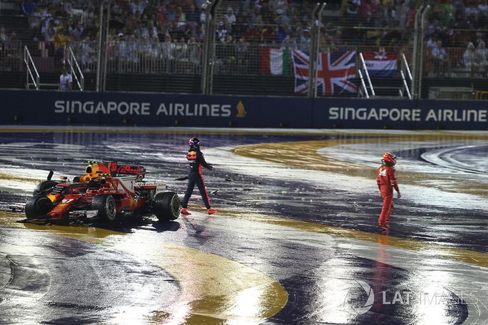Max Verstappen, Red Bull Racing RB13 y Kimi Raikkonen, Ferrari SF70H después del choque