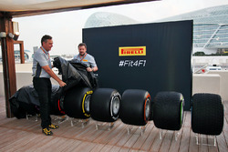 Mario Isola, manager de Pirelli Racing y Paul Hembery, director de Pirelli Motorsport, revelan los n