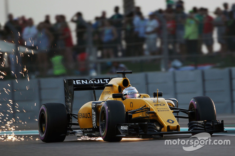 Kevin Magnussen, Renault Sport F1 Team RS16 envoie des étincelles dans les airs