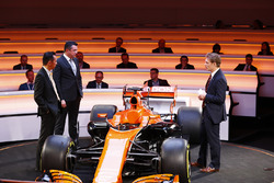 Yusuke Hasegawa, Honda, Eric Boullier, Racing Director, McLaren, sunucu Simon Lazenby, McLaren MCL32