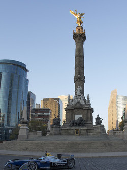 Salvador Duran, Team Aguri, presso la Colonna dell'indipendenza a Città del Messico