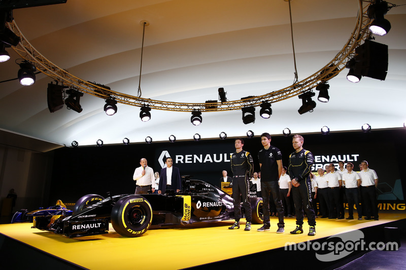 7. Jolyon Palmer, Kevin Magnussen and Esteban Ocon, Renault F1 Team tests driver with Carlos Ghosn, Renault President and Frederic Vasseur, team manager Renault Sport F1 team