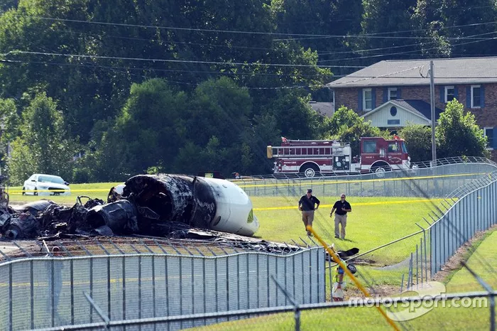 O que restou do avião em que levava Dale Earnhardt Jr.