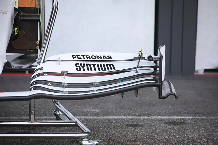 Detalle del alerón delantero del Mercedes AMG F1 W10