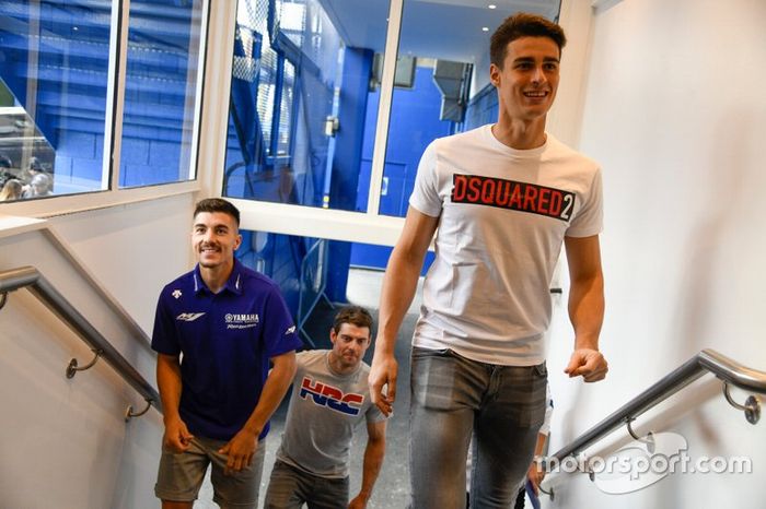 Maverick Viñales (Yamaha) y Cal Crutchlow (LCR Honda) visitan Stamford Bridge con el portero del Chelsea, Kepa