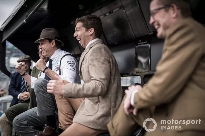 Toto Wolff, Director Ejecutivo (Negocios), Mercedes AMG, y compañeros de equipo de Mercedes en el muro del pit