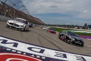Brad Keselowski, Team Penske, Ford Mustang Discount Tire and Kevin Harvick, Stewart-Haas Racing, Ford Mustang Mobil 1