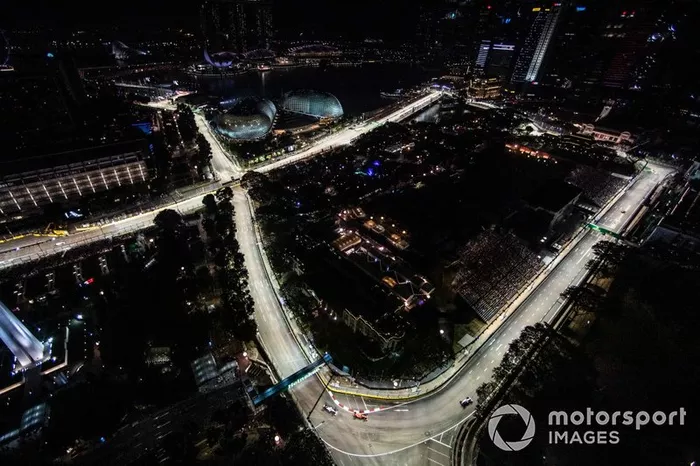 Charles Leclerc, Ferrari SF90, precede Lewis Hamilton, Mercedes AMG F1 W10