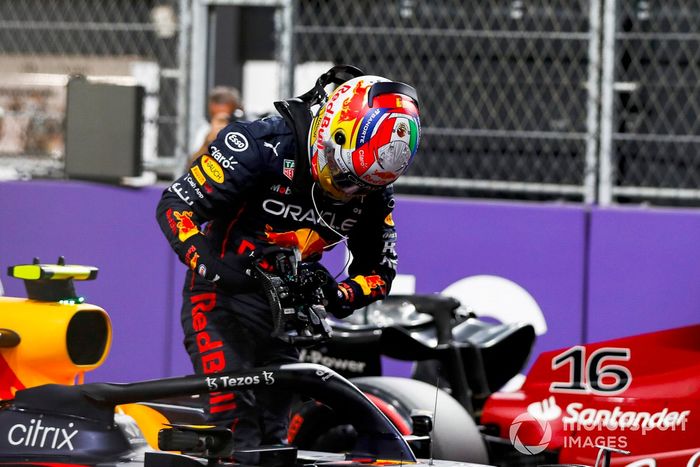 Ganador de la pole Sergio Pérez, Red Bull Racing, celebra