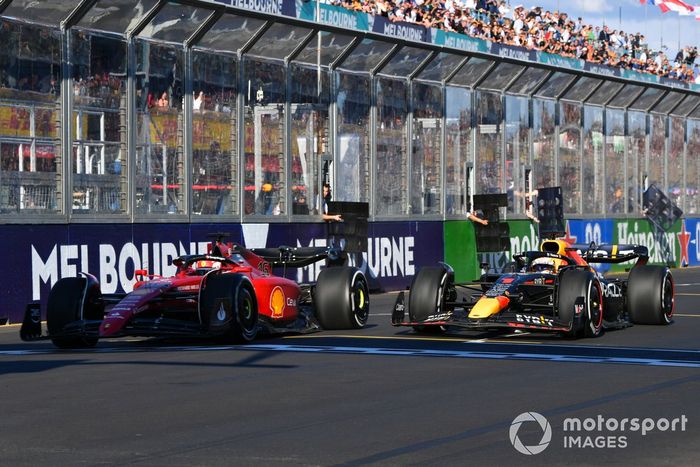 Charles Leclerc, Ferrari F1-75, lucha con Max Verstappen, Red Bull Racing RB18