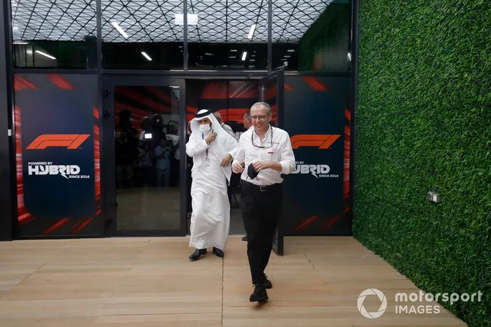 Stefano Domenicali, director general de la Fórmula 1, y Mohammed bin Sulayem, presidente de la FIA, salen del centro de prensa