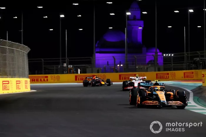 Lando Norris, McLaren MCL36, Mick Schumacher, Haas VF-22, Max Verstappen, Red Bull Racing RB18