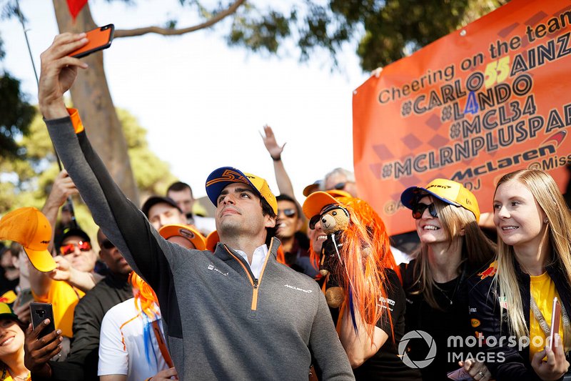 Carlos Sainz Jr., McLaren, firma un autógrafo para un fan