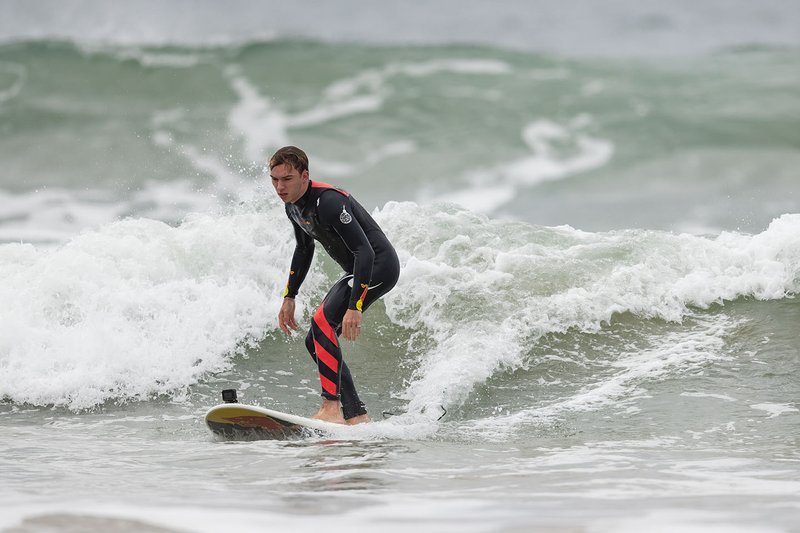 Pierre Gasly surfeando en Torquay
