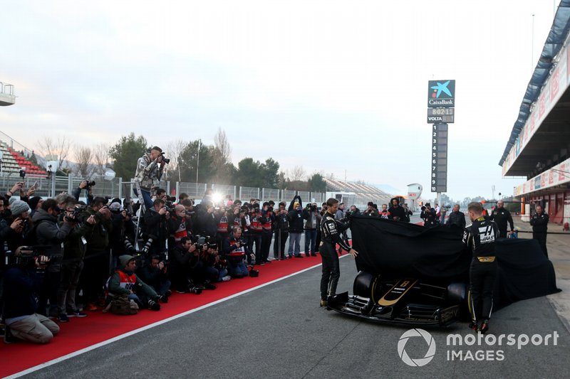 Romain Grosjean, Haas F1 Team and Kevin Magnussen, Haas F1 Team unveil the new Haas VF-19