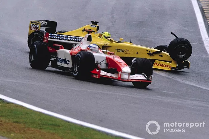 Ralph Firman, Jordan EJ13, sufre un problema de suspensión y va contra el Toyota de Olivier Panis