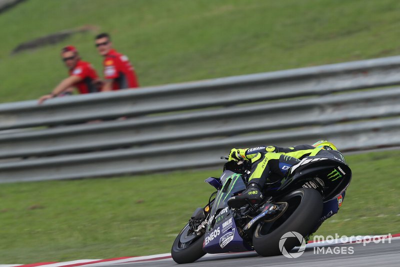 Danilo Petrucci, Ducati Team watches Valentino Rossi, Yamaha Factory Racing