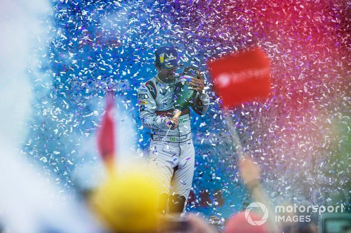 Ganador de la carrera Lucas Di Grassi, Audi Sport ABT Schaeffler celebra en el podio