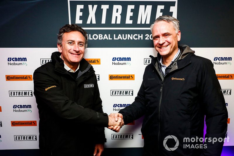 Alejandro Agag, PDG de la Formule E, serre la main d'un représentant de Continental Tyres