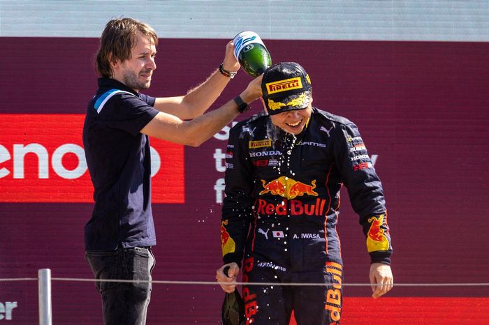 Podio: Ganador de la carrera Ayumu Iwasa, Presas