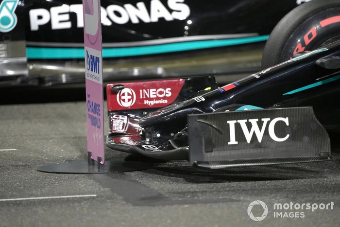 Alerón delantero del coche de Valtteri Bottas, Mercedes W12, en la parrilla de salida tras la clasificación