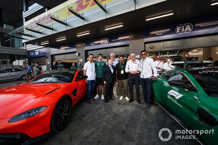 Lance Stroll, Aston Martin, Jean Todt, Presidente de la FIA, Lawrence Stroll, Propietario de Aston Martin F1, Stefano Domenicali, Director General de la Fórmula 1 y otros dignatarios posan con un par de coches Aston Martin Vantage