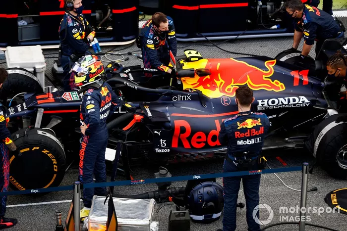 Sergio Pérez, Red Bull Racing, en la parrilla