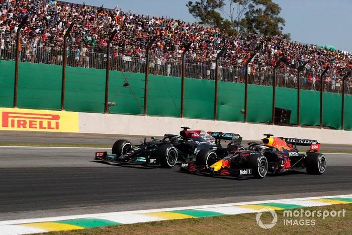 Max Verstappen, Red Bull Racing RB16B, lucha con Lewis Hamilton, Mercedes W12