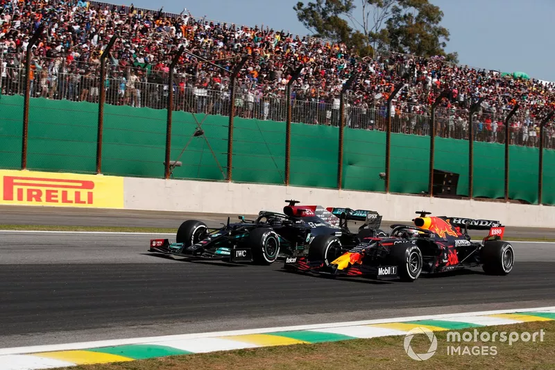 Max Verstappen, Red Bull Racing RB16B, e Lewis Hamilton, Mercedes W12