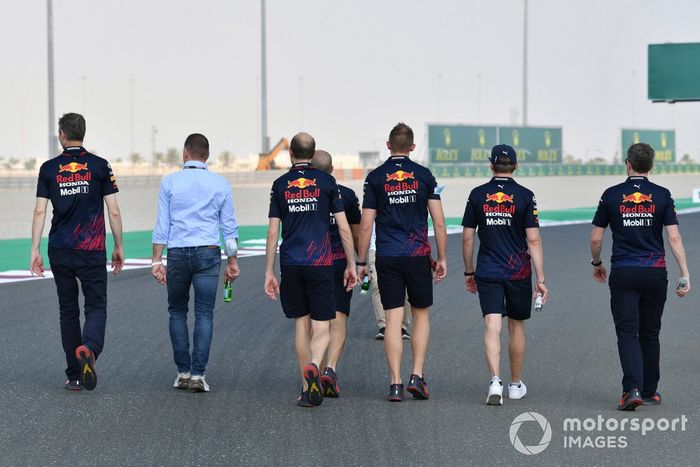 Max Verstappen, Red Bull Racing, recorre la pista con su padre Jos Verstappen y otros miembros de Red Bull