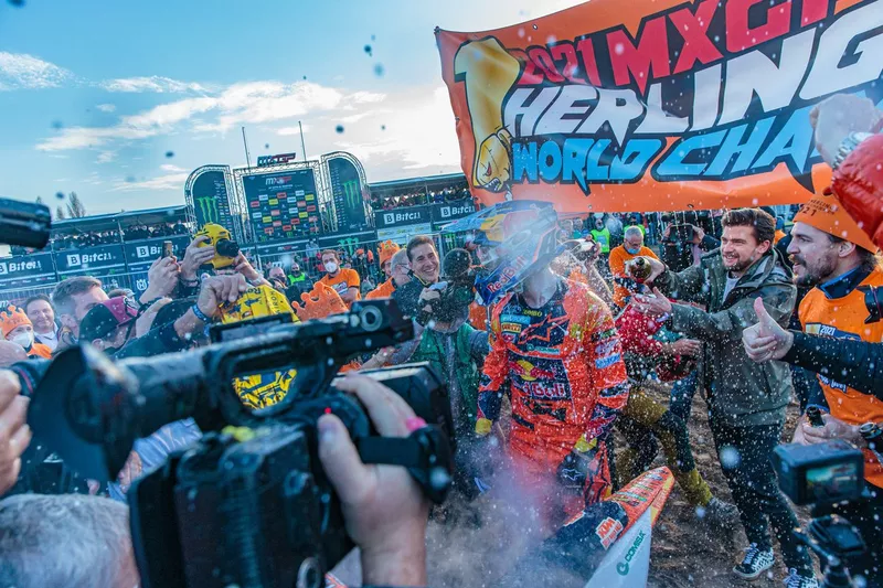 El campeón del mundo 2021 de MXGP, Jeffrey Herlings, lo celebra