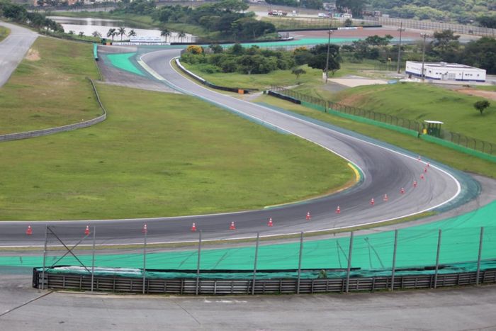 Carros passam pela cratera aberta em Interlagos (foto: Fernando Santos/Divulgação F-Vee)
