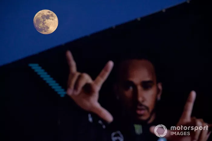 Luna con vistas a la obra de arte de Lewis Hamilton, Mercedes 