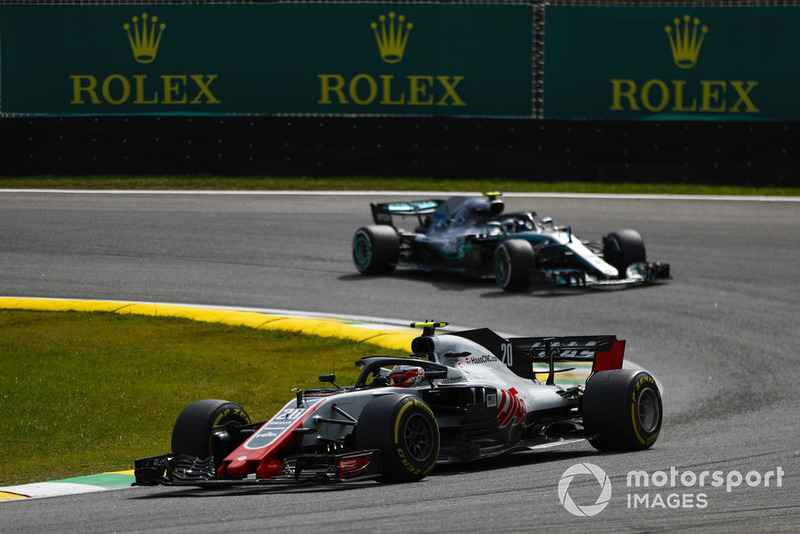 Кевін Магнуссен, Haas F1 Team VF-18, попереду Макса Ферстаппена, Red Bull Racing RB14
