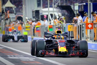 Daniel Ricciardo, Red Bull Racing, Valteri Bottas, Mercedes AMG F1