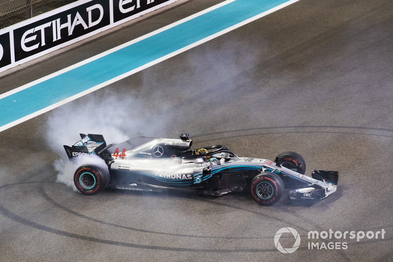 Lewis Hamilton, Mercedes-AMG F1 W09 hace donas al final
