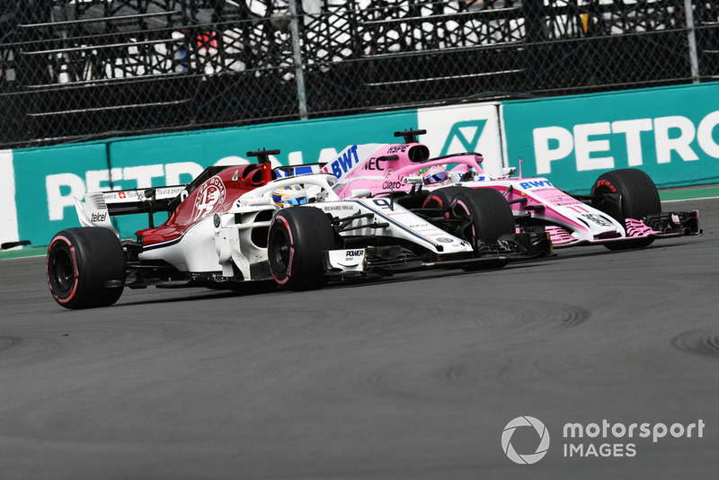 Marcus Ericsson, Sauber C37 and Sergio Perez, Racing Point Force India VJM11 battle