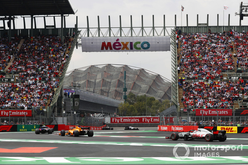 Stoffel Vandoorne, McLaren MCL33, Romain Grosjean, Haas F1 Team VF-18