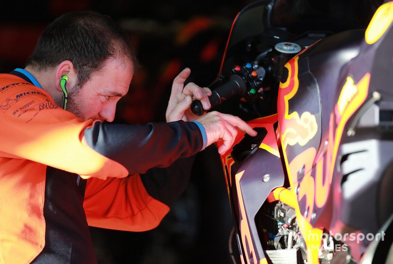 Un mécanicien au travail sur la moto de Pol Espargaró (Red Bull KTM Factory Racing)