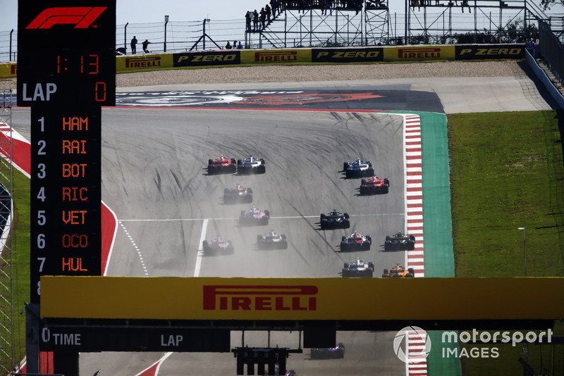 Kimi Raikkonen, Ferrari SF71H, battles with Lewis Hamilton, Mercedes AMG F1 W09 EQ Power+, at the start of the race